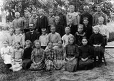 Ett tjugotal elever samt deras lärare Herman Edqvist på Hemsjö Kyrkskola 1912.

Från vänster längst bak: 
Johan Dahlberg, Österdal
Gustav Olsson, Sörbogården
Anders Svensson, Brasegården
Anders Svensson, Krok
Karl Dahl, Stommen (Göteborg) 
Anders Johansson, Färgenäs (Göteborg) 
Harald Magnusson, Stommen
Karl Bergman, Pålstorp (Göteborg) 
Sven Svensson, Bergagården

Andra raden, från vänster: 
Albin Norlin, Väsenbo
Albert Karlsson, Ryd (Torska) 
Sven Andersson, Brasegården
Erik Andersson, Pålstorp

Tredje raden, från vänster: 
Ester Andersson, Pålstorp
Fritjof Edqvist, Kyrkskolan
Herman Edqvist, Lärare
Paul Edqvist, Kyrkskolan
Signe Kärrman, Ryd
Ingeborg Olsson, Färgenäs (Göteborg?)
Greta Svensson, Skattegården
Matilda Söderberg, Gudmundsgården

Längst fram, från vänster: 
Signe Nilsson, Dukärrslid
Karin Johansson, Högalid
Linnea Åsberg, Hästeryd
Ida Johansson, Högåsen
Bertha Pettersson, Ingared
Anna Johansson, Högåsen
Rut Ingeborg Holmberg, Rydholm
Karin Andersson, Grimbo (Göteborg)