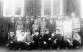 Elever vid Angsjöns skola, Hemsjö Socken.

Stående från vänster:
A-K. Svensson.
Majken Johansson. Angsjön.
Rosa Andersson, Elvik.
Sven Göhlin, Kärret.
Märta Johansson.
Harald Olsson, Sandbäcken.
Sara Hansson.
Gustaf Andersson, Bohus.
Ida Andersson, Huldal.
Ingvor Nilsson, Hallen.
Lennart Svensson.
Inger Svensson, Rumshult.
Lilly Axelsson, lärarinna.

Sittande från vänster:
A. Brand, Udden.
Erik Svenson, Gårdshult.
Arne Borg, Svedjorna.
Erik Svenson, Kärret.
Lennart......
Åke Andersson., Dalen.
Harry Johansson, Angsjön.
Bertil Gustafson, Sävedal.