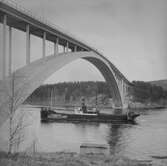 Fartyget Brun vid Sandöbron

