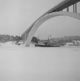 Fartyget Herakles vid Sandöbron
