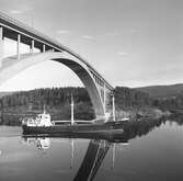 Fartyget Samo vid Sandöbron
