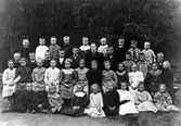 Västra Bodarne skola 1908. Ett fyrtiotal elever samt lärarinnan Johanna Thiberg.

Namnen i listan kommer från två informanter, därför finns ibland alternativa namn angivet. 

Övre raden, från vänster: 
Ejnar eller Emil Stenlid, Hagtornsslätt
Albin Johansson, Sommaro (alt. Manfrid)
Natanael Käck, Djupedal
Harry Hermansson, Hagtornsslätt
Anders Albertsson, Skräddarna
Erik Nordqvist, intill skolan
Johannes Hagberg, Hagtornsslätt (alt. Ture Hagberg)
Nils Olsson, Lövnäs 
Gustav Nordqvist

Andra raden, från vänster: 
Gustav Friman 
Ture eller Johannes Hagberg, Hagtornsslätt
Karl Johansson, Sommarro
Knut Edman
Albin Dahl, Slävik
Johanna Thiberg, lärarinna
Sven Svensson, 