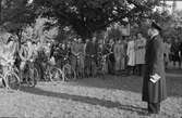 Polis talar med cyklister, Uppsala 1948