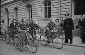 Polis övervakar cyklister, Uppsala 1948