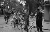 Polis dirigerar cyklister, Uppsala 1948