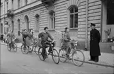 Polis övervakar cyklister, Uppsala 1948
