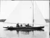 Män ombord på segelbåt, Uppland