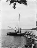 Paul och Signe Sandberg ombord på segelbåten, Uppland