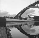 Fartyget Ingrid Gorthon vid Sandöbron

