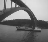 Fartyget Land Hadeln vid Sandöbron

