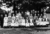 Elever vid Hemsjö kyrkskola 1906 med läraren Herman Edqvist.

Övre raden, från vänster: 
Pontus Eriksson, Kärrbogärde
Sven Olsson, Ryd
Johannes Jansson, Bäck
Bror Olsson, Lycke
Emil, Simmenäs (fosterbarn)
Algot Persson, Hulskogen (fosterbarn)
Oskar Svensson, Edshult
Sven Johansson, Björkås (Liljas Edsås) 
Anders Andersson, Hallen
Johan Andersson, Edshult
Axel, Österdalen (Berges) (fosterbarn) 
Karl Andersson, Dykärrslid
Verner Larsson, Norsesund

Andra raden, från vänster: 
Axel Larsson, Österdalen (Lasses) 
Karin Zackrisson, Mystan
Agnes Andersson, Edsås (Bengts) (fosterbarn)
Karin Andreasson, Hästeryd 
Maria Kärrman, Kärrbogärde
Enna Svensson, Edshult
Herman Edqvist, lärare
Rosa, Hästeryd (fosterbarn) 
Frida, Kyrkskolan (fosterbarn) 
Erik Karlsson, Edsås (Lansa)
Harald Karlsson, Pallberget
Karin Svensson, Skattegården

Längst fram, från vänster: 
Elin Söderberg, Gudmundsgården
Helga Sjögren, Grandalen
Anna Svensson, Hulskogen
Katarina Andersson, Lidan
Märta Kristiansson, Edshult
Elin Gustavsson, Bräckelid
Agnes Andersson, Edshult
Elsa Andersson, Edshult
Ida Niklasson, Knektås
Karin Bäckman, Hulskog
Sigrid Olausson, Sörbogården
Frida Bengtsson, Skattegården
Sofia Andersson, Sörbogården