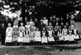 Elever vid Hemsjö kyrkskola 1906 med läraren Herman Edqvist.

Övre raden, från vänster: 
Pontus Eriksson, Kärrbogärde
Sven Olsson, Ryd
Johannes Jansson, Bäck
Bror Olsson, Lycke
Emil, Simmenäs (fosterbarn)
Algot Persson, Hulskogen (fosterbarn)
Oskar Svensson, Edshult
Sven Johansson, Björkås (Liljas Edsås) 
Anders Andersson, Hallen
Johan Andersson, Edshult
Axel, Österdalen (Berges) (fosterbarn) 
Karl Andersson, Dykärrslid
Verner Larsson, Norsesund

Andra raden, från vänster: 
Axel Larsson, Österdalen (Lasses) 
Karin Zackrisson, Mystan
Agnes Andersson, Edsås (Bengts) (fosterbarn)
Karin Andreasson, Hästeryd 
Maria Kärrman, Kärrbogärde
Enna Svensson, Edshult
Herman Edqvist, lärare
Rosa, Hästeryd (fosterbarn) 
Frida, Kyrkskolan (fosterbarn) 
Erik Karlsson, Edsås (Lansa)
Harald Karlsson, Pallberget
Karin Svensson, Skattegården

Längst fram, från vänster: 
Elin Söderberg, Gudmundsgården
Helga Sjögren, Grandalen
Anna Svensson, Hulskogen
Katarina Andersson, Lidan
Märta Kristiansson, Edshult
Elin Gustavsson, Bräckelid
Agnes Andersson, Edshult
Elsa Andersson, Edshult
Ida Niklasson, Knektås
Karin Bäckman, Hulskog
Sigrid Olausson, Sörbogården
Frida Bengtsson, Skattegården
Sofia Andersson, Sörbogården