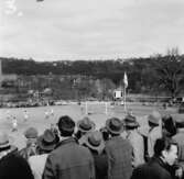 Fotbollsmatch på Vapenvallen, lokalderby mellan Jönköpings södra och HIF Huskvarna. År 1956