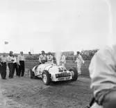 Snövit kokar på Gelleråsen, Karlskoga. 1950-06-04