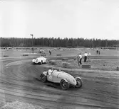 Försiktig kurvtagning på Gelleråsen, Karlskoga. 1950-06-04