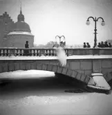 Snöskottning på Storbron i Örebro, 1945-12