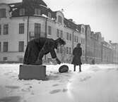 Rullande hatt i snöyra i Örebro, 1945-12