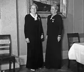 Kvinnlig personal med medalj på Hotell Fenix. 1945-12