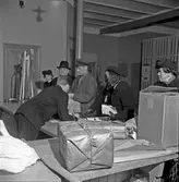 Tullarbete på Tullstationen, Grev Rosengatan 19. 1945-12-17