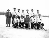 ÖSK:s bandylag på Eyravallen. 1946-01-19