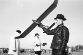 Man med modellflygplan på Gustavsviks flygfält, maj 1946