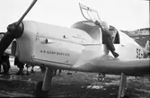 Flygare lämnar sitt flygplan på Gustavsviks flygfält, maj 1946