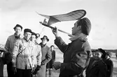 Grupp tittar på modellflygplan på Gustavsviks flygfält, maj 1946