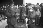 Man med pokal efter prisutdelning på Gustavsviks flygfält, maj 1946