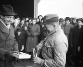 Prisutdelning på Gustavsviks flygfält, maj 1946