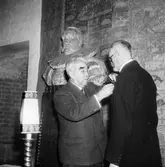 Landshövingen ger medalj på Lantbrukskonferens i Rikssalen på Örebro slott, 1946