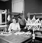 Kvinna nystar garn i Örebro, 1946