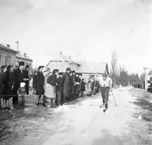 Åskådare vid skidtävling i Örebro, februari 1946