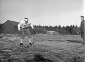 Skidåkning på barmark i Örebro, februari 1946