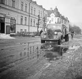 Lastbil i snöslask. Örebro.1946-02