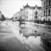 Varubud i snö och slask i Örebro, 1946-02