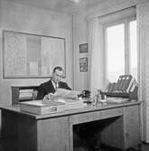 Kommunaltjänsteman vid skrivbord i Örebro 1946-02