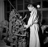 Maskinarbetet på Yrkesskolan på Oscaria. Fabriksgatan 52. 1946-03-07