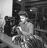 Sömmerska vid Yrkesskolan på Oscaria. Fabriksgatan 52. 1946-03-07