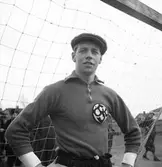 Målvakten vid fotbollsmatchen ÖSK-Taborgsberg på Eyravallen, 1946-03-31