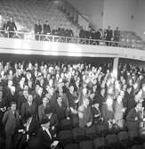 Deltagare med sånghäften under Pingstkyrkans konferens i Örebro, 1946-04-02