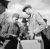 Passerkontroll för rekryter på I3, Grenadjärstaden, 1946-04-08