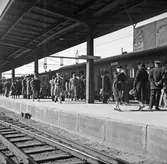 Tågresenärer vid Örebro Centralstation, 946-04-08