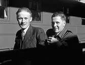 Två rekryter på Örebro Centralstation, 1946-04-08