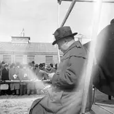 Läsning i auktionkatalogen på Ormesta slakteri, 1946-04-13