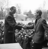Prisutdelning vid terränglöpning i Brunnsparken, 1946-04-14