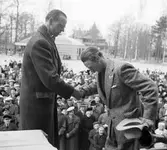 Prisutdelning vid terränglöpning i Brunnsparken, 1946-04-14