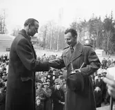Prisutdelning vid terränglöpning i Brunnsparken, 1946-04-14