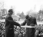 Prisutdelning vid terränglöpning i Brunnsparken, 1946-04-14