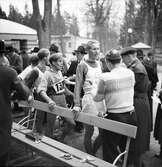 Uppvärmning inför terränglöpning i Brunnsparken,  1946-04-14