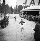 Målgång vid terränglöpning i Brunnsparken, 1946-04-14